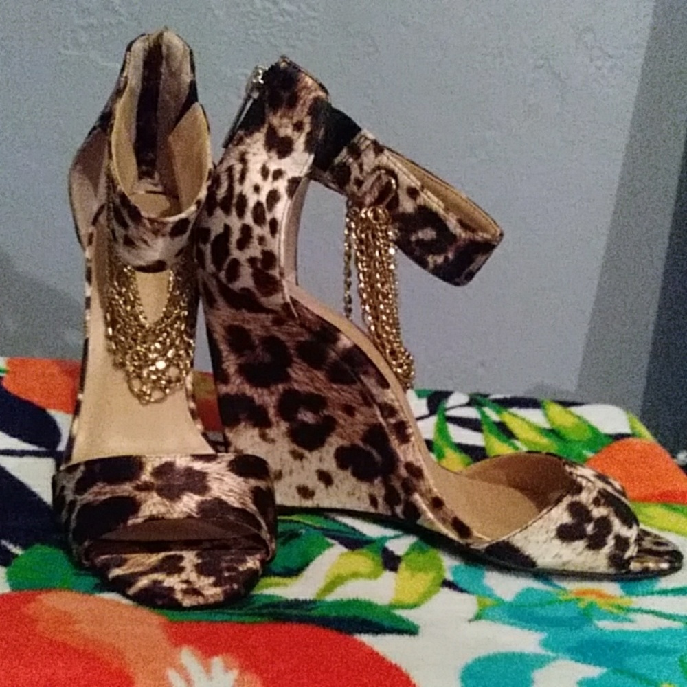 Leopard wedges w/ gold chain